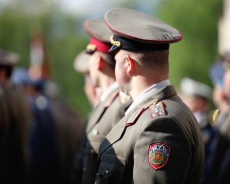 С 47% вдигат заплатите в армията от догодина