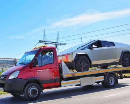 За пръв път: Футуристичната кола на Мъск вече и у нас