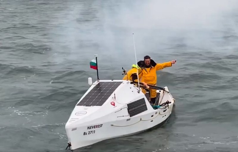 Пак успяха! Баща и син Иванови прекосиха с гребна лодка най-опасните води в света