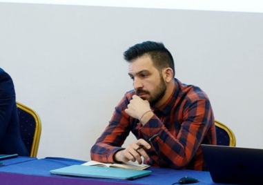 След 15 години на поста изпълнителен директор и общо 18