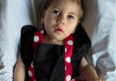 Едно малко момиченце и неговите родители имат нужда от нашата