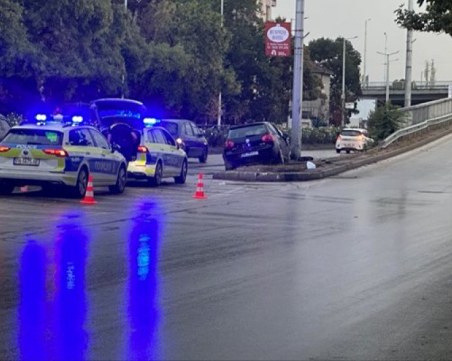 Младият шофьор, забил се в стълб на надлез 