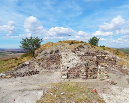 Откриха два гроба на деца от 14-и век на крепостта Русокастро
