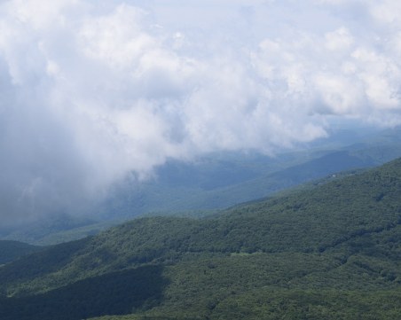 В планините е облачно и на повечето места вали дъжд, съобщиха от Планинската спасителна служба