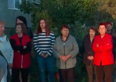 Наводнение складирани купища отпадъци по етажите и силни крясъци посред