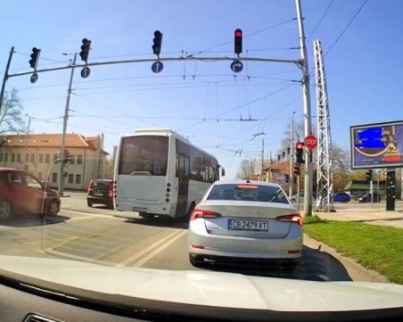 Червеният сигнал не спря автобус и кола в Пловдив - преминаха ВИДЕО