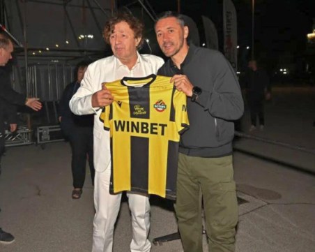 Душан Керкез подари фланелка на Ботев на Горан Брегович