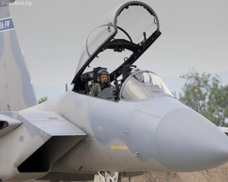 По покана на САЩ: Радев ще пилотира изтребител F-16 над Пловдив