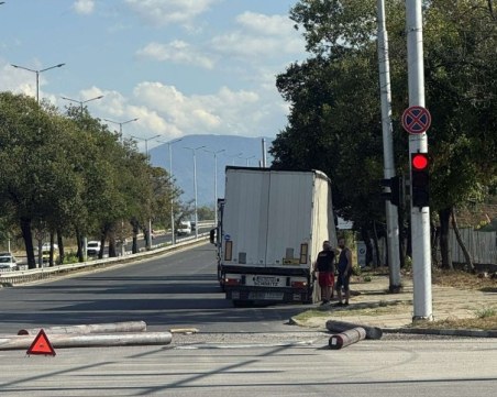 Възстановиха движението по Асеновградско след изсипаните метални тръби