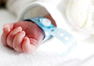 В добро състояние е новороденото бебе изхвърлено в контейнер в