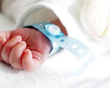 Новороденото бебе, изоставено до контейнер, е било измръзнало