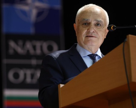 Военният министър: Декларираме всяка помощ за Украйна