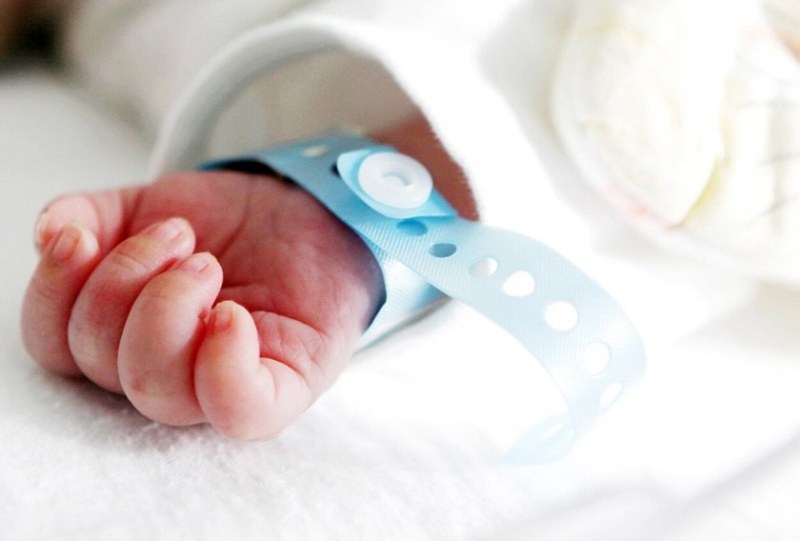 Новородено бебе е било открито до контейнер за смет в