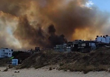 Пожарът в Созопол е локализиран Изгорели са покривите на постройки които са