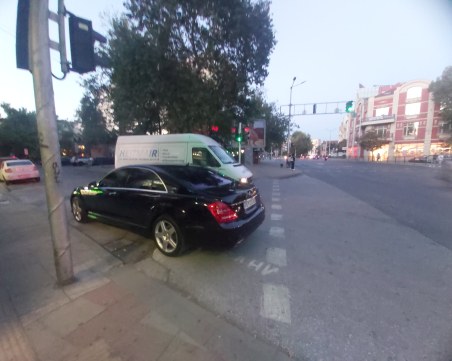 Когато си гладен! Пловдивчанин заряза колата си на пешеходна пътека, за да си вземе дюнер