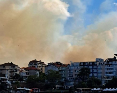 Над 20 огнеборци се борят с пламъците край Созопол, има затворени пътища