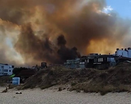 Огромен пожар избухна край Созопол, евакуират хора