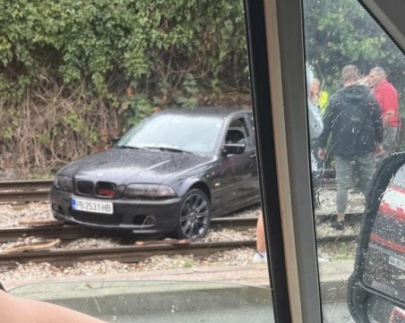 Пловдивско БМВ се качи на трамвайните релси в столицата СНИМКИ+ВИДЕО