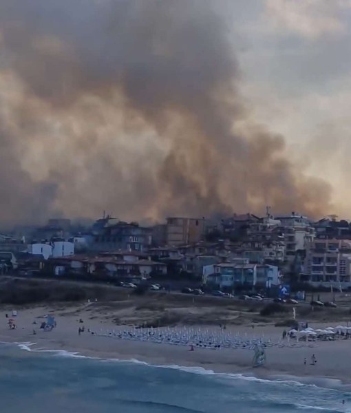 Огромен пожар избухна в гората над Созопол, близо до Каваци,