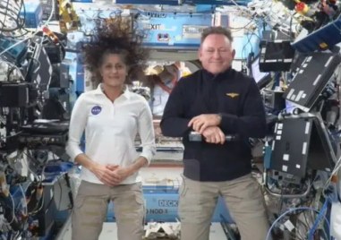 Четиримата американски астронавти се завърнаха успешно на Земята след петдневна