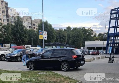 Водач паркира возилото си непосредствено пред вратите на голям хранителен