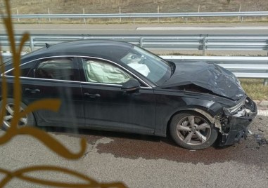 Нова катастрофа затруднява движението по АМ Тракия пише  Две коли са