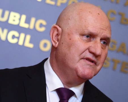 Министърът на образованието предлага тестова забрана на телефони в няколко училища