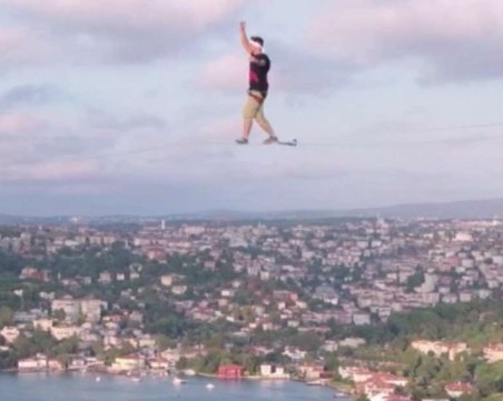 Невиждано: Мъж мина по въже от Азия в Европа над Босфора