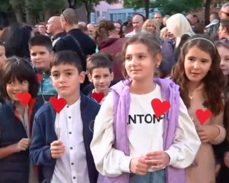 Съучениците на Денис от Пловдив със сърца вместо цветя на първия учебен ден