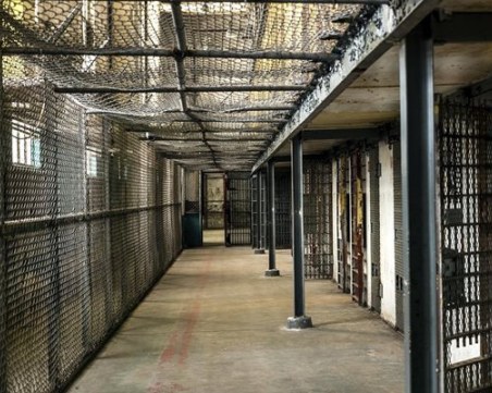 След наводнение: 300 затворници избягаха от нигерийски затвор