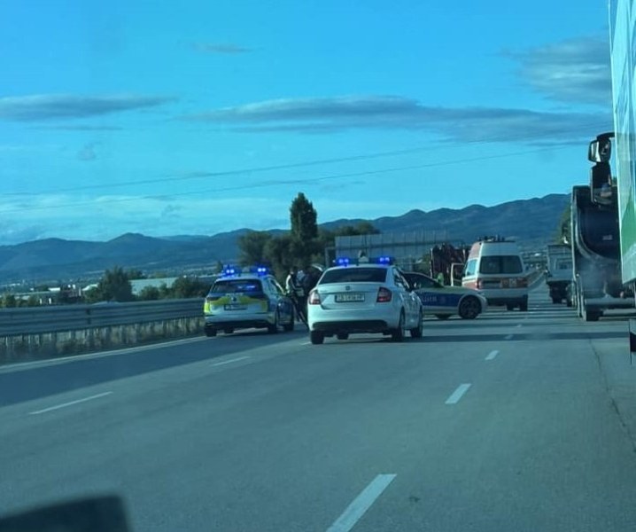 11 мигранти, натъпкани в лек автомобил, бяха открити след катастрофа