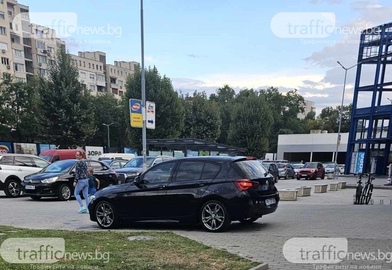 Шофьор за малко да влезе в хранителен магазин в Кършияка, само и само да е близо до входа