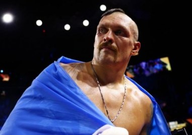 Боксьорът Олександър Усик е бил задържан на летището в Краков