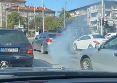 Лек автомобил озадачи пловдивчани на кръстовище в града Превозното средство