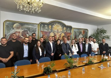 Почетният председател на ДПС Ахмед Доган пристигна в централата на