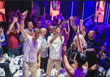 Луда по теб сравнително известен диджей и безспорно един от