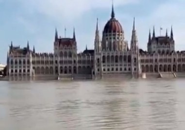 В унгарската столица Будапеща река Дунав е преляла от бреговете си