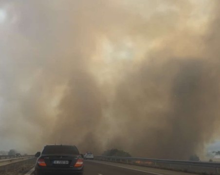 Голям пожар блокира движението по АМ 