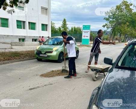 Пловдивчани сами запълват дупки по най-разбитата улица - морга за гуми и картери
