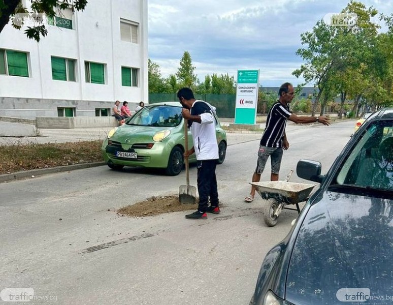 Пловдивчани сами запълват дупки по най-разбитата улица - морга за гуми и картери