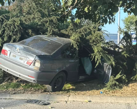 Автомобил без номера е забит на кръгово в Пловдив