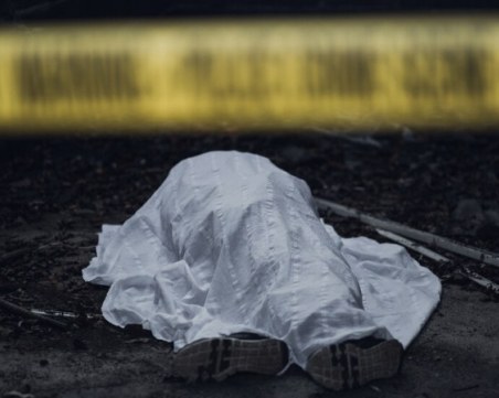 Откриха полуразложен труп на жена в Пловдивско, съпругът й живял няколко дни с него