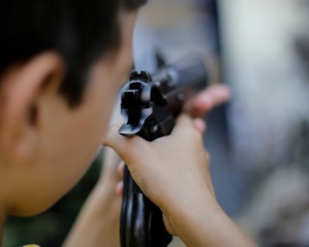 Простреляха двама младежи в Пернишко