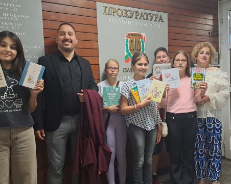 Пловдивската прокуратурата подари книги за библиотеките на няколко училища