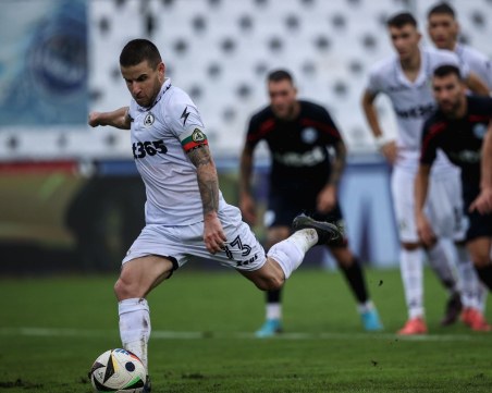 Глобиха Славия за навлизане в съдийската стая