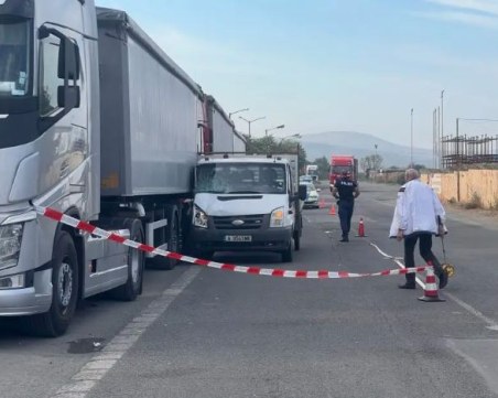 Тежка катасрофа в Бургас! Двама са загинали, били са затиснати между тир и бус