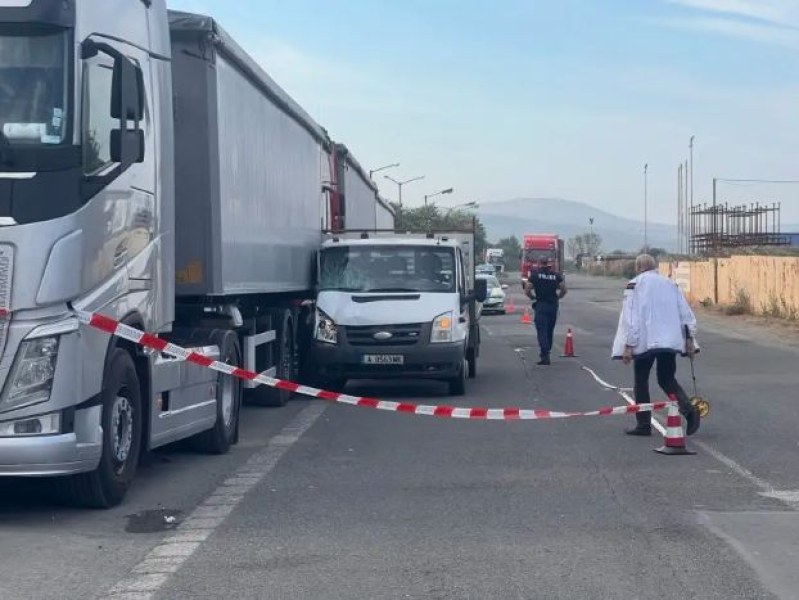 Тежка катасрофа в Бургас! Двама са загинали, били са затиснати между тир и бус