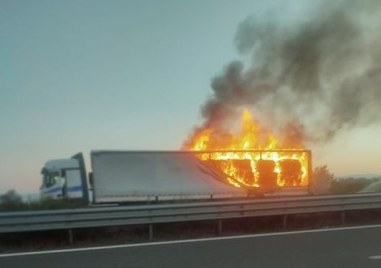 Камион с влекач гори на магистрала Тракия край Раковски в