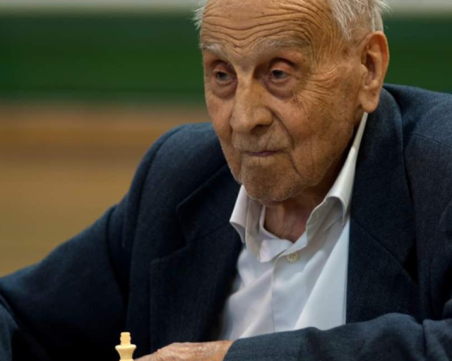 103-годишен е най-възрастният шахматист в света
