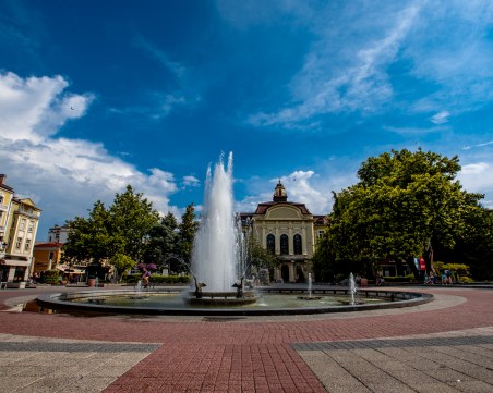 Облачно и дъждовно начало на деня в Пловдив, в следобедните часове - до слънчево време